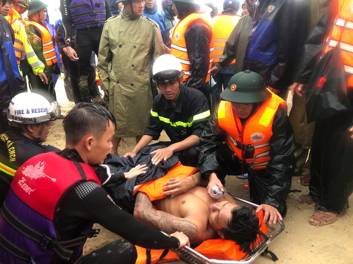 Đến
12h25’ cùng ngày, đã ứng cứu thêm 1 người, còn 2 người chưa xác định được vị trí.
Ảnh: BPCC.