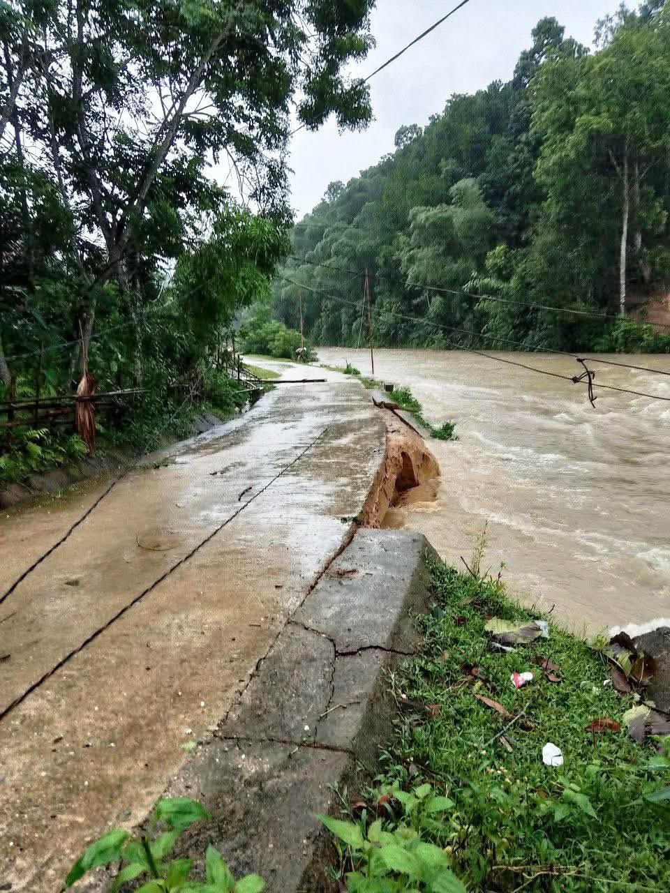 Mưa lớn đã gây sạt lở ở nhiều nơi. Ảnh: Nguyễn Chung.