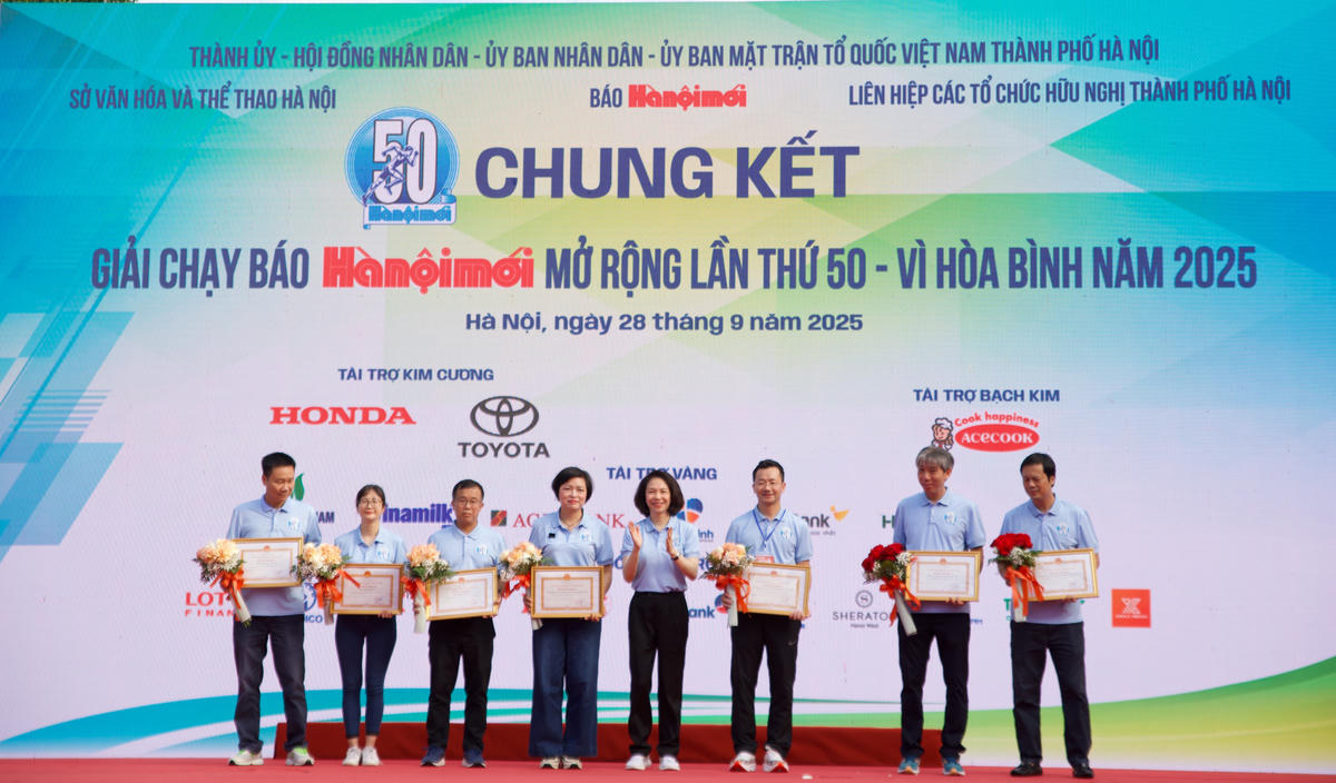 Bà Vũ Thu Hà – Phó Chủ tịch Ủy ban nhân dân thành phố Hà Nội trao Bằng khen cho các tập thể. Ảnh: Phạm Sỹ.