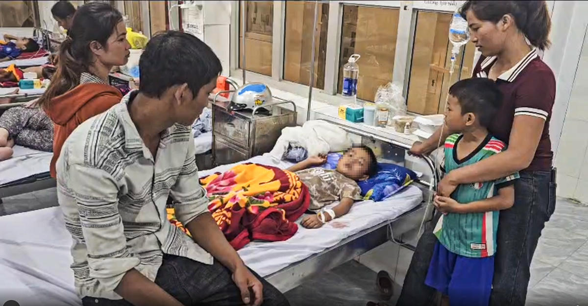 Sau khi dùng bữa sáng, nhiều em xuất hiện triệu chứng đau bụng,
nôn ói, tiêu chảy và phải nhập viện cấp cứu.