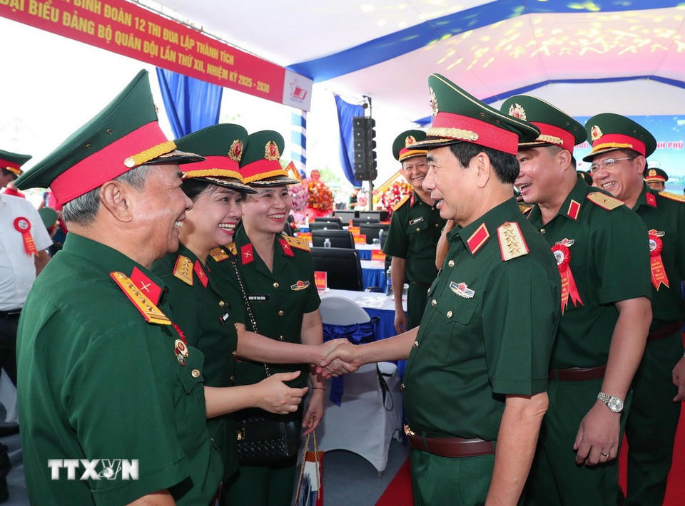 Đại tướng Phan Văn Giang và các đại biểu dự lễ khánh thành cầu Phong Châu (Phú Thọ). (Ảnh: Trọng Đức/TTXVN).