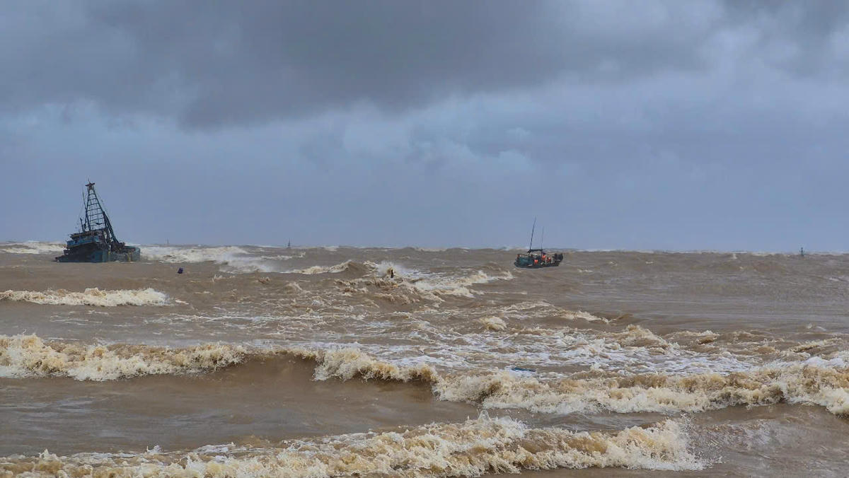 Cán bộ chiến sĩ phối hợp với người dân, chính quyền địa phương
khẩn trương tìm phương án tiếp cận tàu bị nạn. Ảnh: BP.