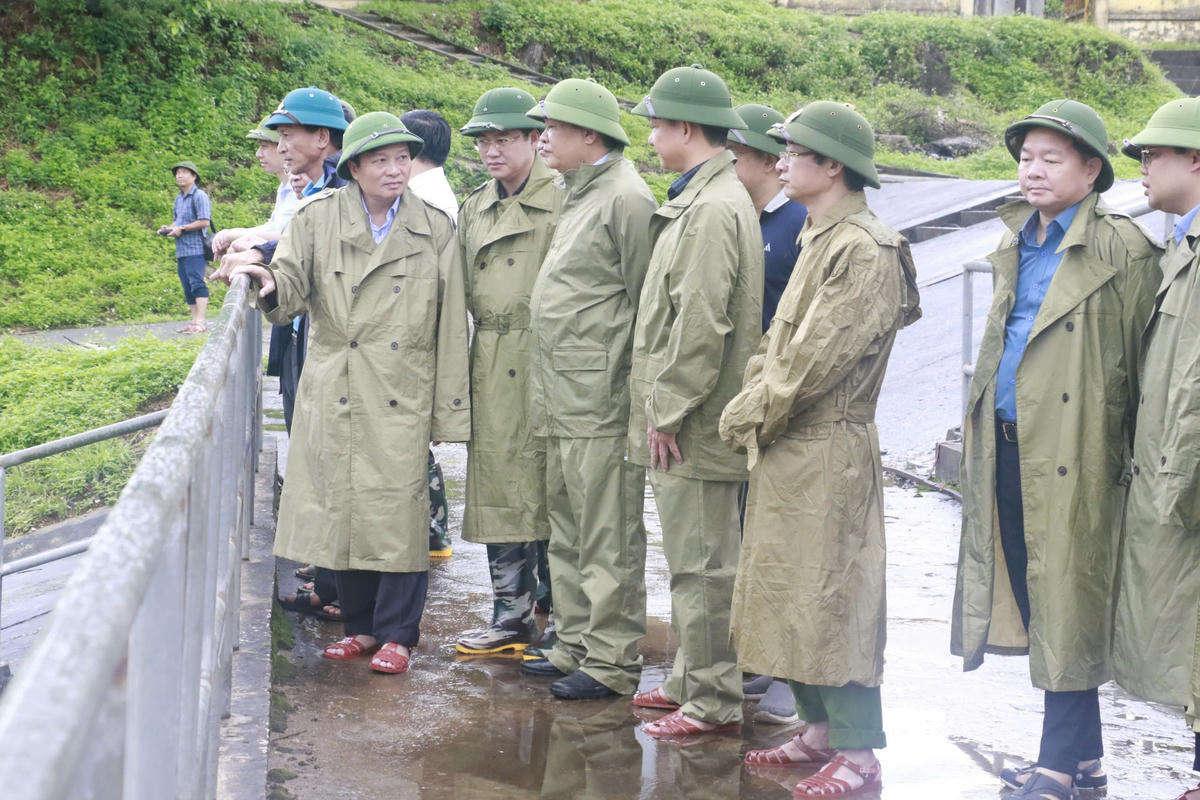 Bộ đội, Công an Nghệ An giúp dân ứng phó bão số 10