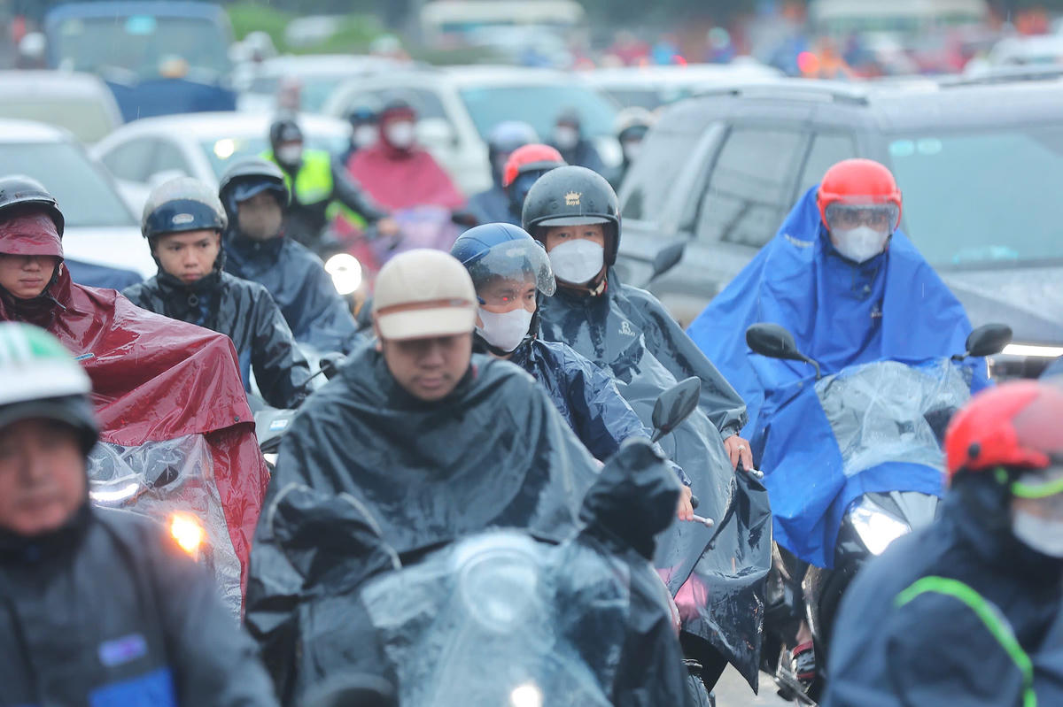 Xe máy luồn lách để thoát ùn tắc.