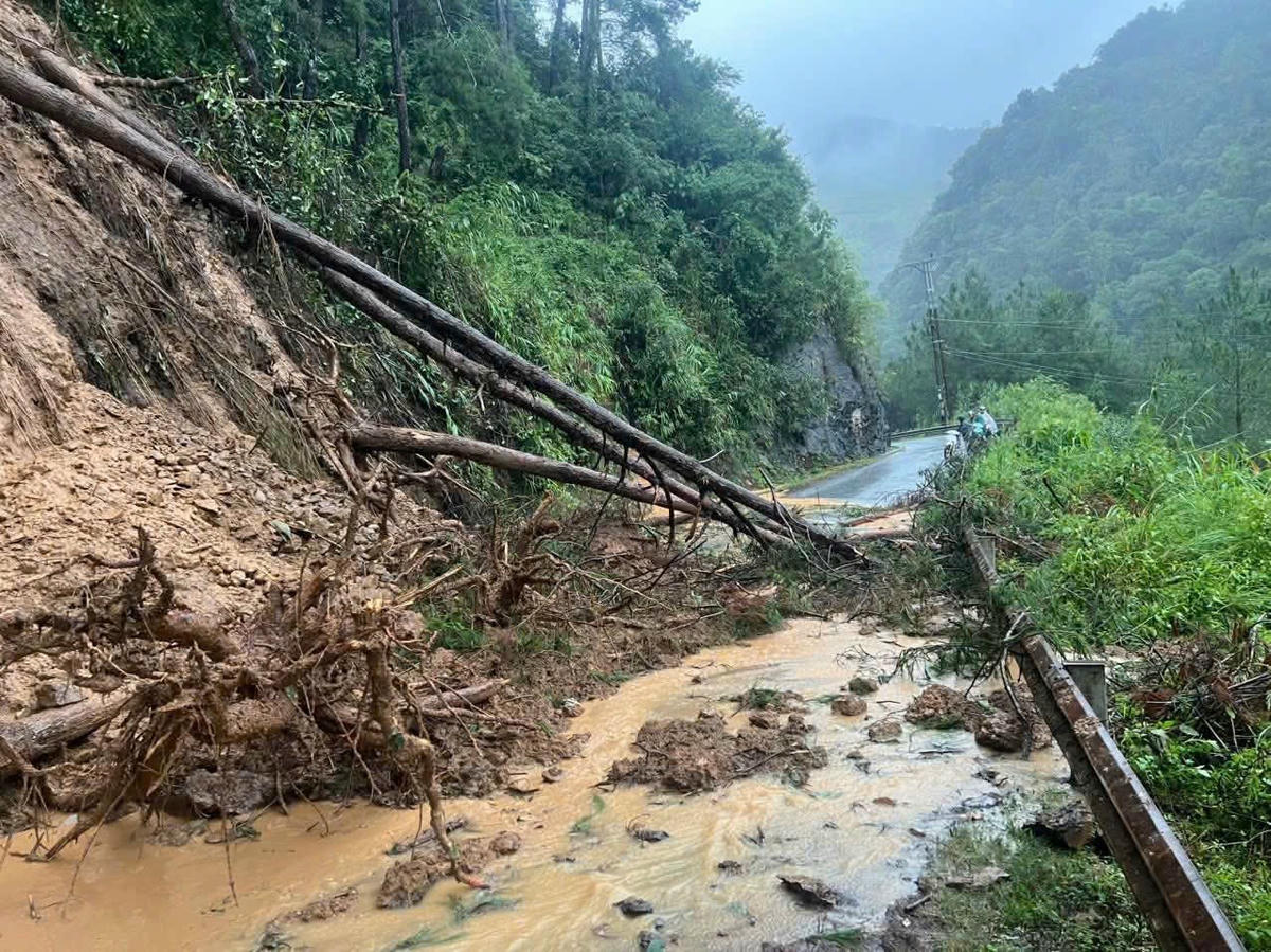 Nhiều nơi bị sạt lở. Ảnh: Hà Thắng.