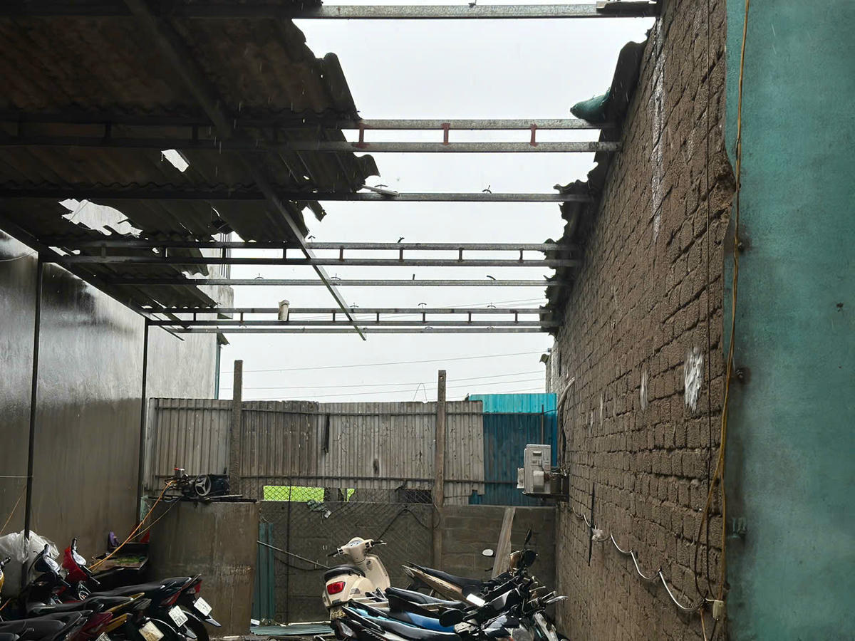 Căn nhà bên cạnh cũng bị tốc mái, hàng chục xe máy đỗ bên trong căn nhà này bị ướt, hư hỏng nhẹ.