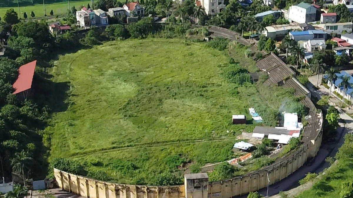 Theo ông Nguyễn Văn Dũng, người dân địa phương cho biết, đã khoảng 30 năm nay sân vận động này bỏ hoang, có tổ chức bất cứ sự kiện thể thao nào. Đến nay, công trình này đã xuống cấp nghiêm trọng, cỏ dại xâm lấn phủ kín mặt sân và lan cả lên khán đài. Ảnh: Hương Trà.