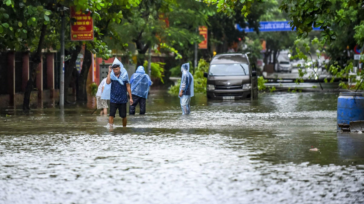 Nhiều khu phố, tuyến đường trung tâm bị ngập làm ảnh hưởng đến việc đi lại của người dân. Ảnh: Đình Minh.
