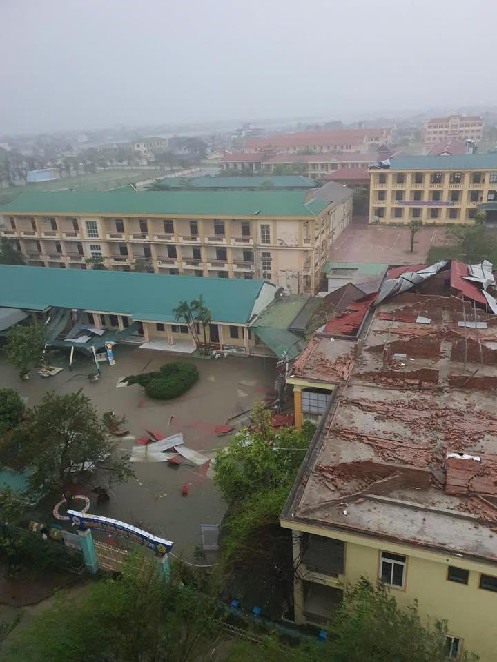 Sau khi bão số 10 (Bualoi) quét qua Nghệ An
trong đêm 28/9, nhiều nơi trên địa bàn tỉnh Nghệ An vẫn còn ngổn ngang. Hàng loạt
ngôi nhà bị tốc mái, tường rạn nứt, cây xanh bật gốc chắn ngang đường, khiến
giao thông nhiều tuyến bị ách tắc. Ảnh: TT.