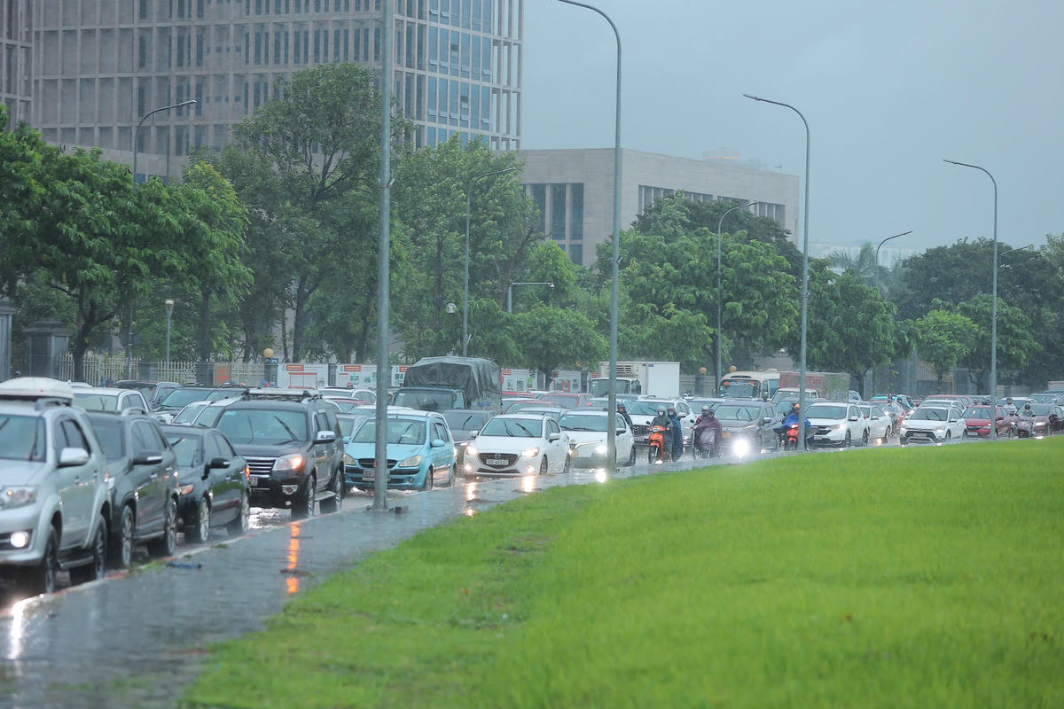 Người dân Hà Nội chật vật di chuyển trong mưa lớn do bão Bualoi