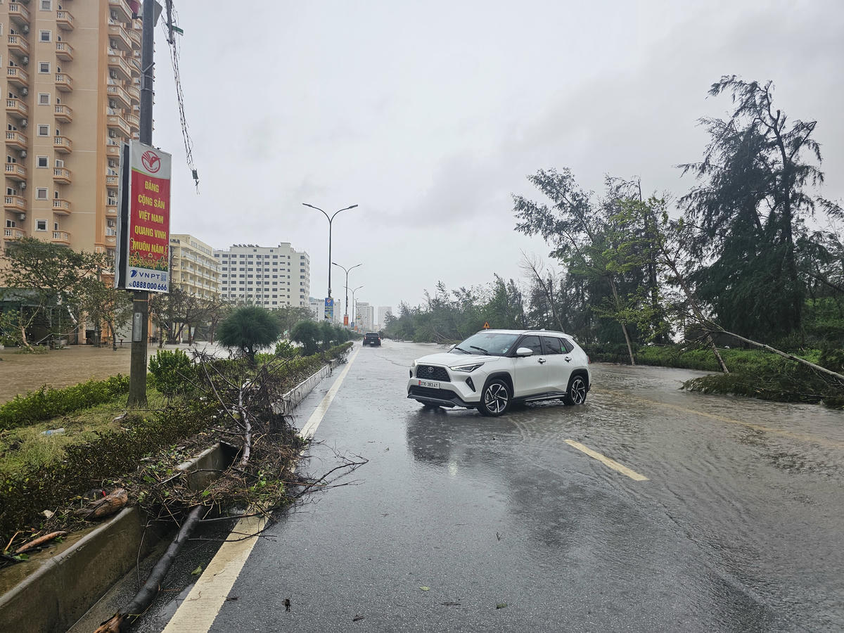 Một số phương tiện thay đổi hành trình khi đường Bình Minh bị ngập nặng. Theo lãnh đạo phường Cửa Lò, hôm qua (28/9) trước giờ bão đổ bộ, sóng biển dâng cao, nước tràn qua bờ kè vào khu dân cư kèm theo lượng lớn bùn đã làm tắc nghẽn các rãnh thoát nước. "Cán bộ Ban quản lý đô thị của phường đã ra khơi thông nhưng nước vẫn rút chậm", vị lãnh đạo phường Cửa Lò thông tin. Ảnh: Quốc Thanh.