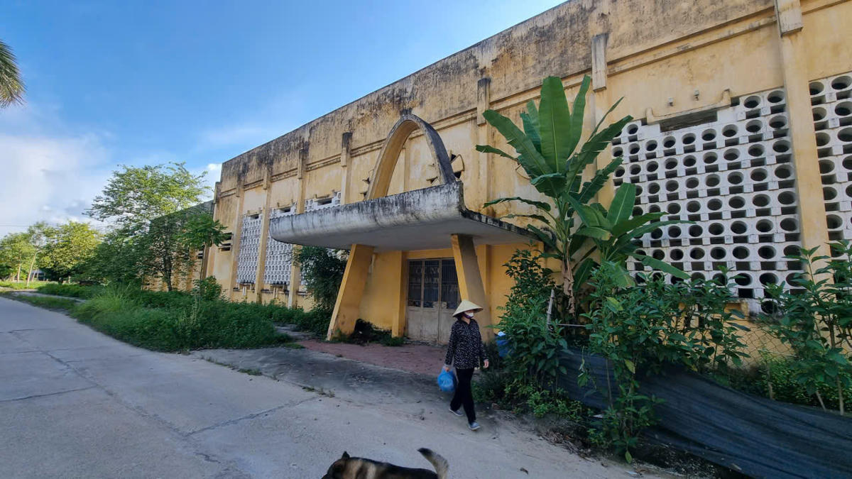 Công trình này từng diễn ra nhiều sự kiện thể thao lớn của ngành Công thương, tỉnh Thái Nguyên, cùng nhiều trận đấu bóng đá trong nước và quốc tế vào thập niên 80 của thế kỷ trước.  Ảnh: Hương Trà.