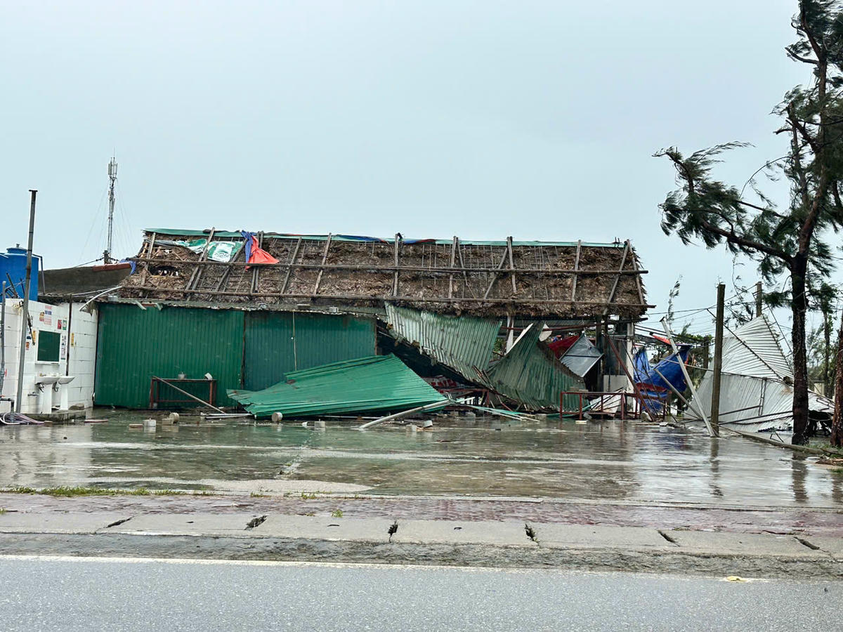 Chủ các nhà hàng ở bãi biển Xuân Hải chưa kịp sửa chữa sau bão số 5, nay tiếp tục hứng chịu thiệt hại do bão số 10.