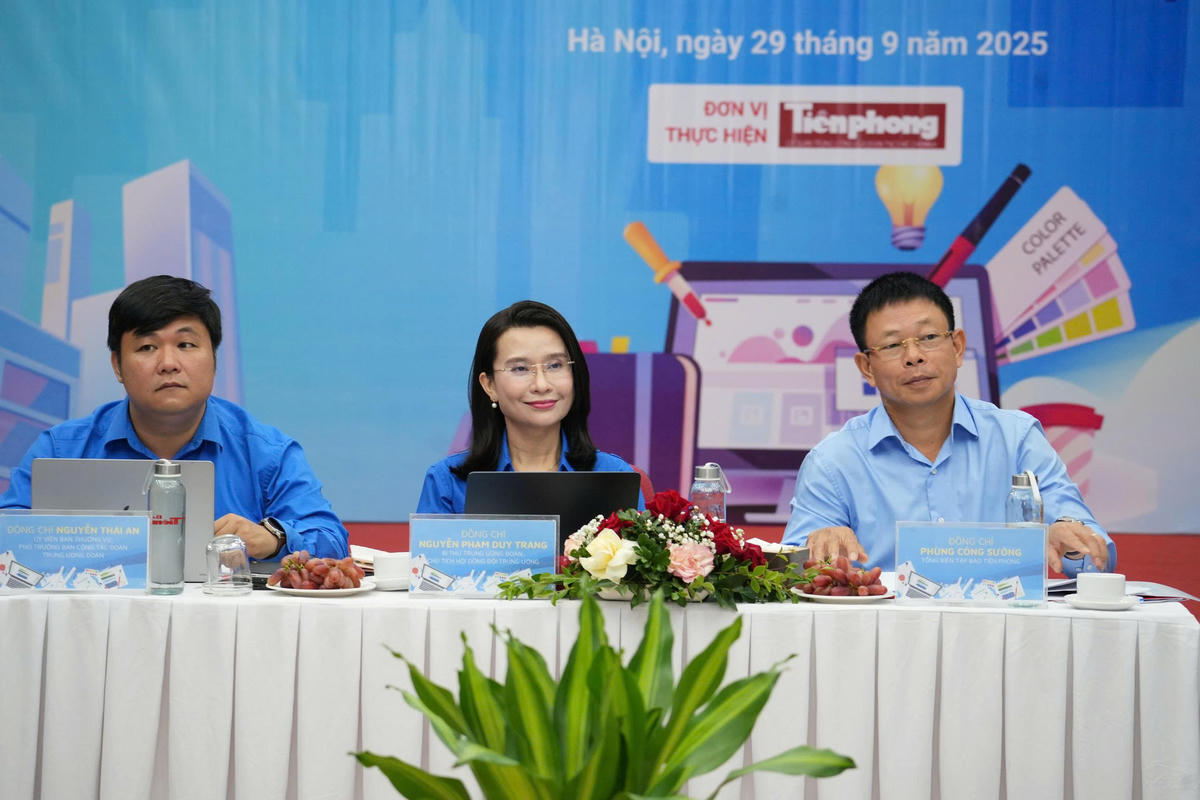 Ban tổ chức trao đổi với các cơ quan thông tấn, báo chí. Ảnh: N.P.