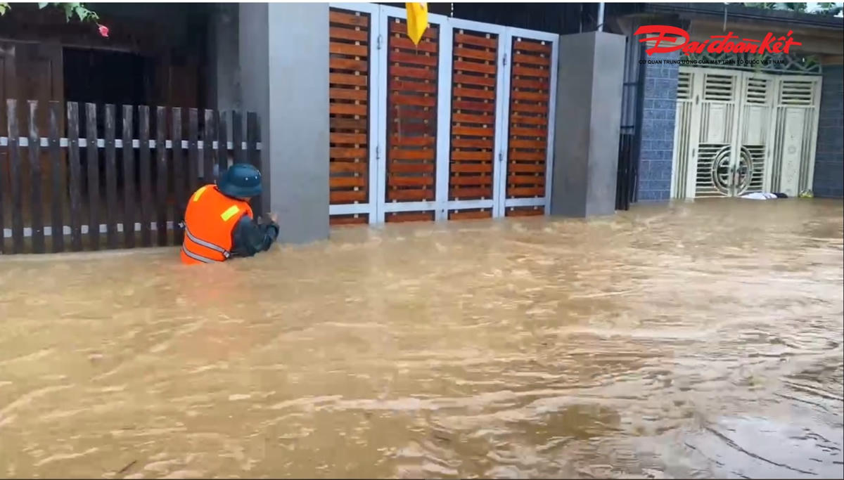 Lực lượng chức năng cố gắng tiếp cận các hộ dân để có phương án hỗ trợ khi cần thiết. Ảnh: HN.