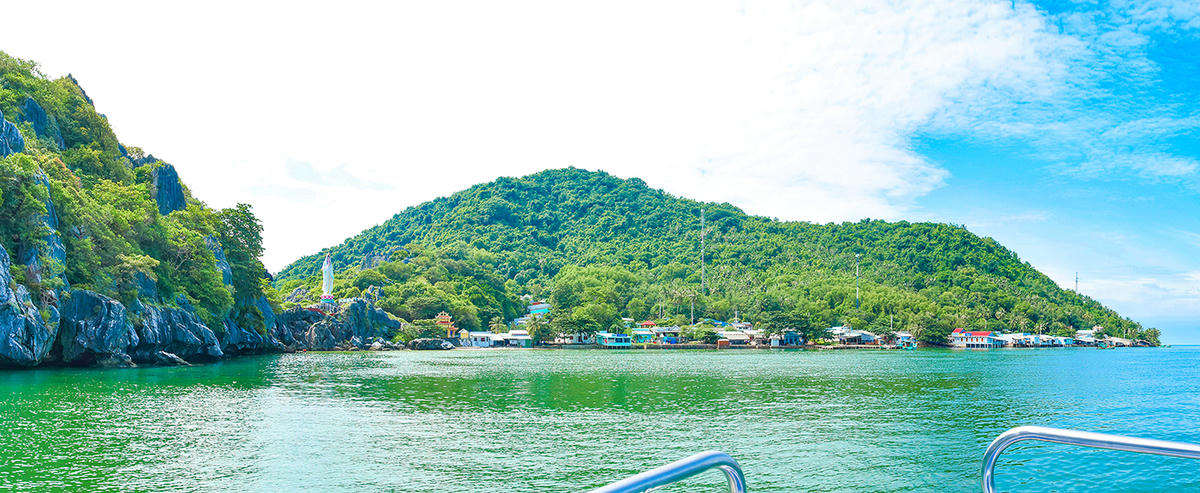 Ngoài Phú Quốc, An Giang còn có rất nhiều đảo đẹp khác gọi mời du khách đến tham quan, khám phá khác. Trong ảnh là Hòn Nghệ cũng là xã đảo Hòn Nghệ nằm yên bình trên đường tàu cao tốc đi từ Hà Tiên ra Phú Quốc. Ảnh Nguyễn Minh.