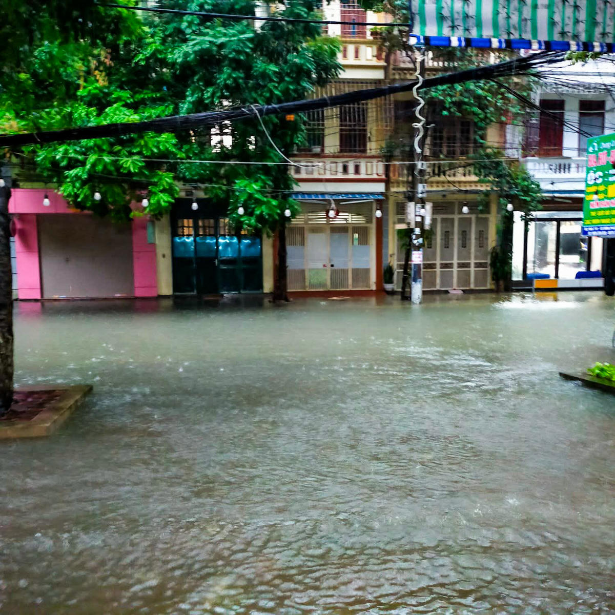 Đường Đông Phát, phường Hạc Thành ngập nước sau khi bão Bualoi đổ bộ vào đất liền. Ảnh: Đăng Long.