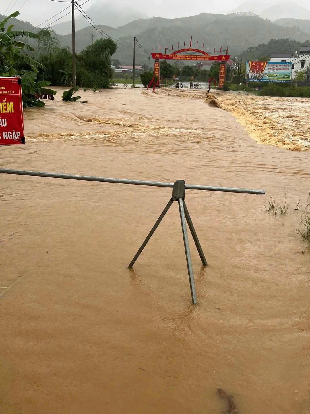 Mưa lớn khiến nhiều nơi của tỉnh Lào Cai bị ngập. Ảnh: Hà Thắng.