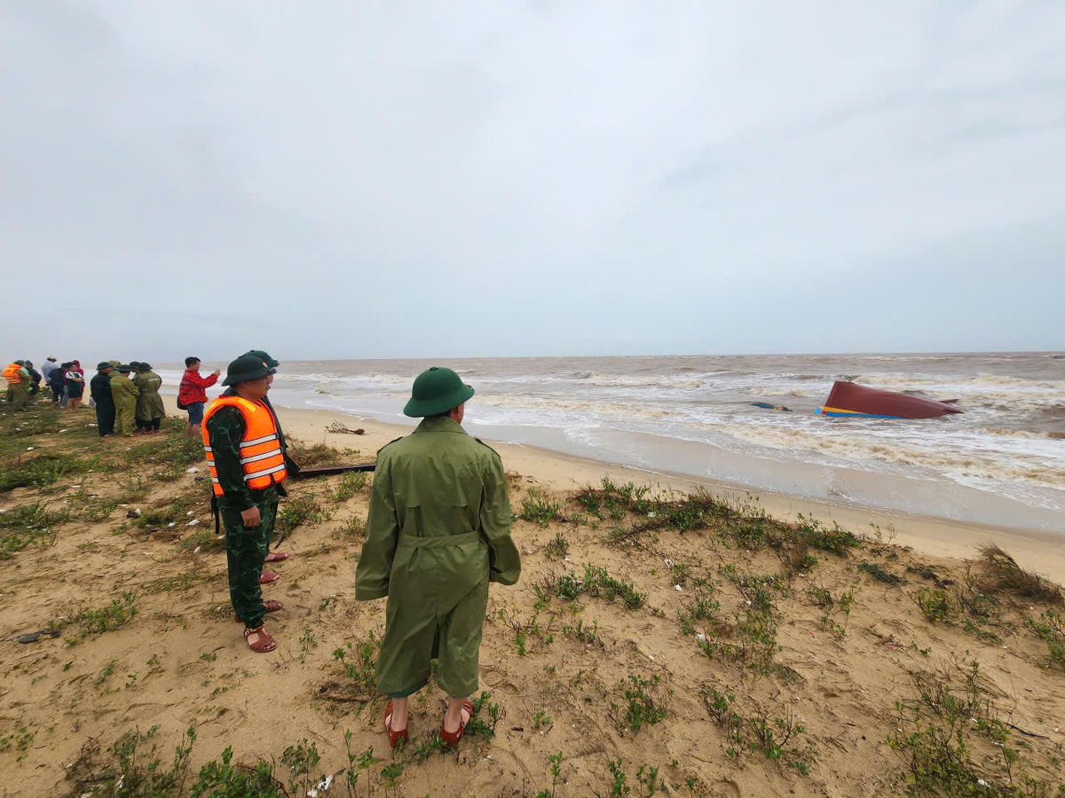 Đến 9h25’ ngày 29/9, phát hiện tàu BV-92756-TS đang bị trôi
dạt vào bờ. Ảnh: BPCC.