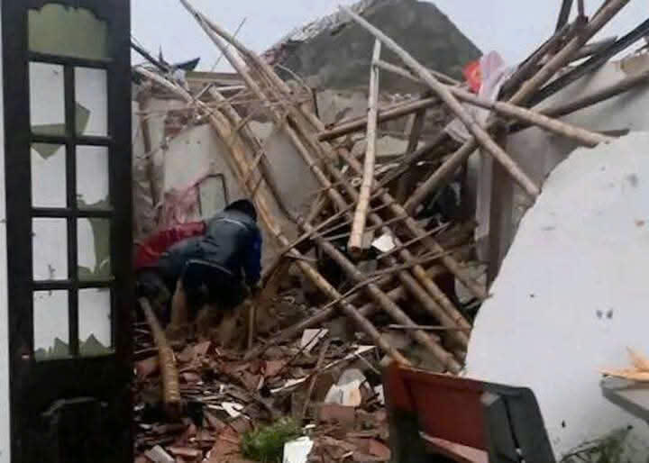Một ngôi nhà bị đổ sập, lực lượng chức năng tìm kiếm người bị nạn. Ảnh: Người dân cung cấp.