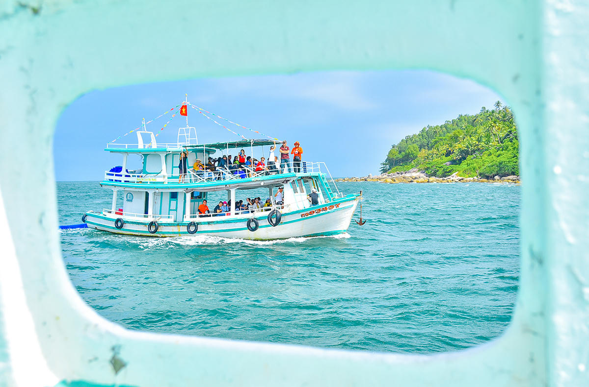 Đến Hòn Sơn, khách nên một lần thử chinh phục đỉnh Ma Thiên Lãnh cao khoảng 450m so với mực nước biển; trên đường leo núi sẽ ghé các quán thưởng thức gà đồi trứ danh xứ đảo để nạp thêm năng lượng. Ngoài ra, đi tàu tham quan làng bè nuôi cá, trải nghiệm cho cá bè ăn, thưởng thức ẩm thực biển đảo trên các bè của người dân cũng là hoạt động khá thú vị. Ảnh Nguyễn Minh.