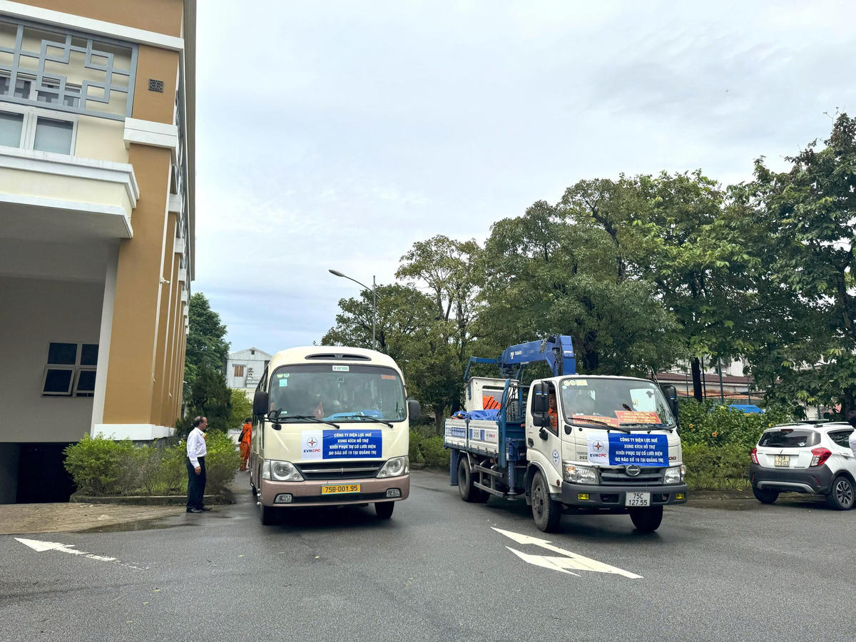 Điện lực thành phố Huế cử Đội xung kích lên đường hỗ trợ tỉnh Quảng Trị khắc phục sự cố lưới điện do bão số 10 gây ra. Ảnh: Đ.P.