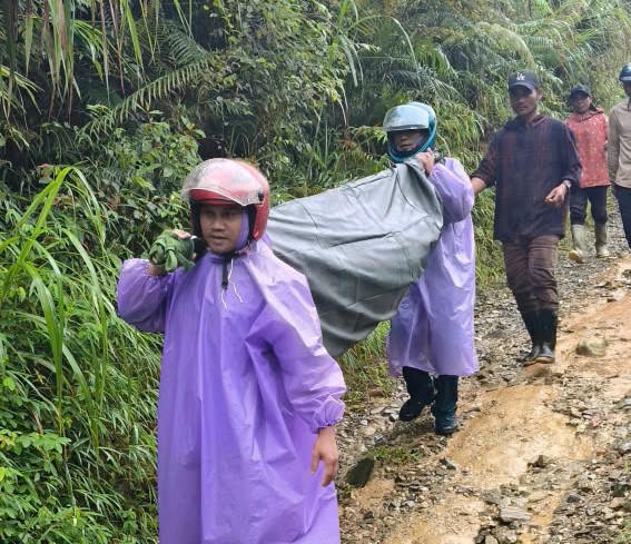 Đường sá đưa bệnh nhân người Lào gặp nhiều khó
khăn. Ảnh: Parai.