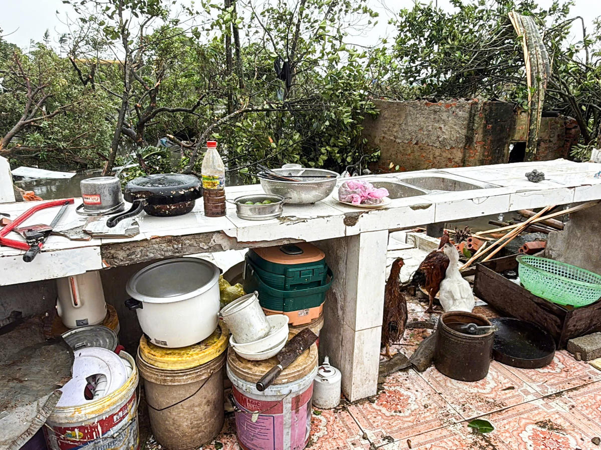 Gian bếp của một ngôi nhà ở xã Hoằng Phú bị tốc mái, còn trơ trọi lại bàn bếp và dụng cụ. Ảnh: Đình Minh.