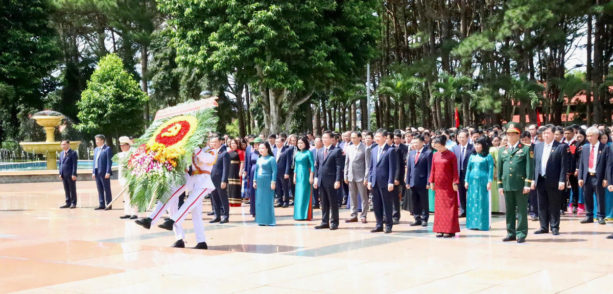 Đoàn đại biểu đến dâng hương tại Đền thờ Liệt sĩ và Nghĩa trang Liệt sĩ tỉnh Đắk Lắk. Ảnh: CL.