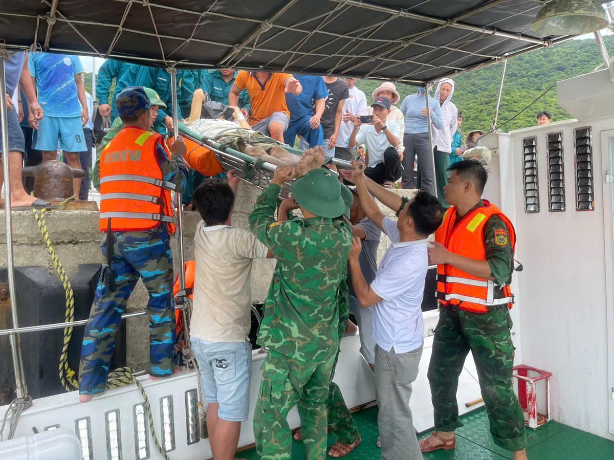 Lực lượng chức năng đưa 2 bệnh nhân ở đảo Cù
Lao Chàm vào bờ điều trị. Ảnh: CV.