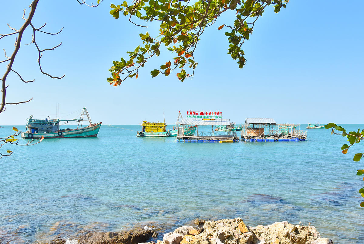 Một góc làng bè Hải Tặc nằm yên bình trên biển Tây Nam Tổ quốc. Ảnh Nguyễn Minh.