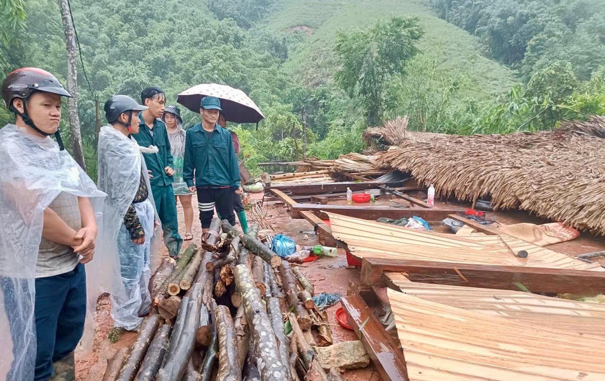 Mưa lốc làm sập hoàn toàn một ngôi nhà dân ở xã Liên Hiệp (Tuyên Quang). Ảnh: Tuyên Quang online.