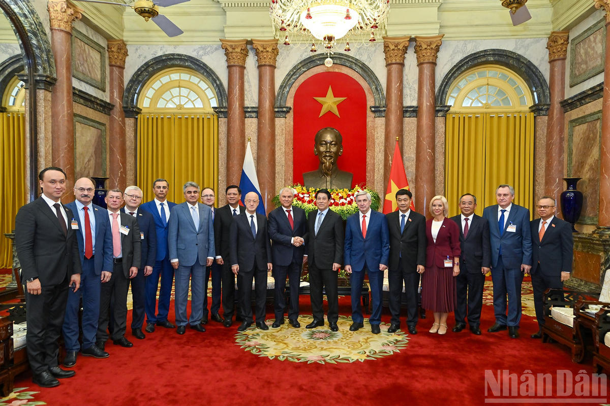 Chủ tịch nước Lương Cường và Chủ tịch Duma Quốc gia Quốc hội Liên bang Nga Vyacheslav Volodin cùng các đại biểu tại buổi tiếp.