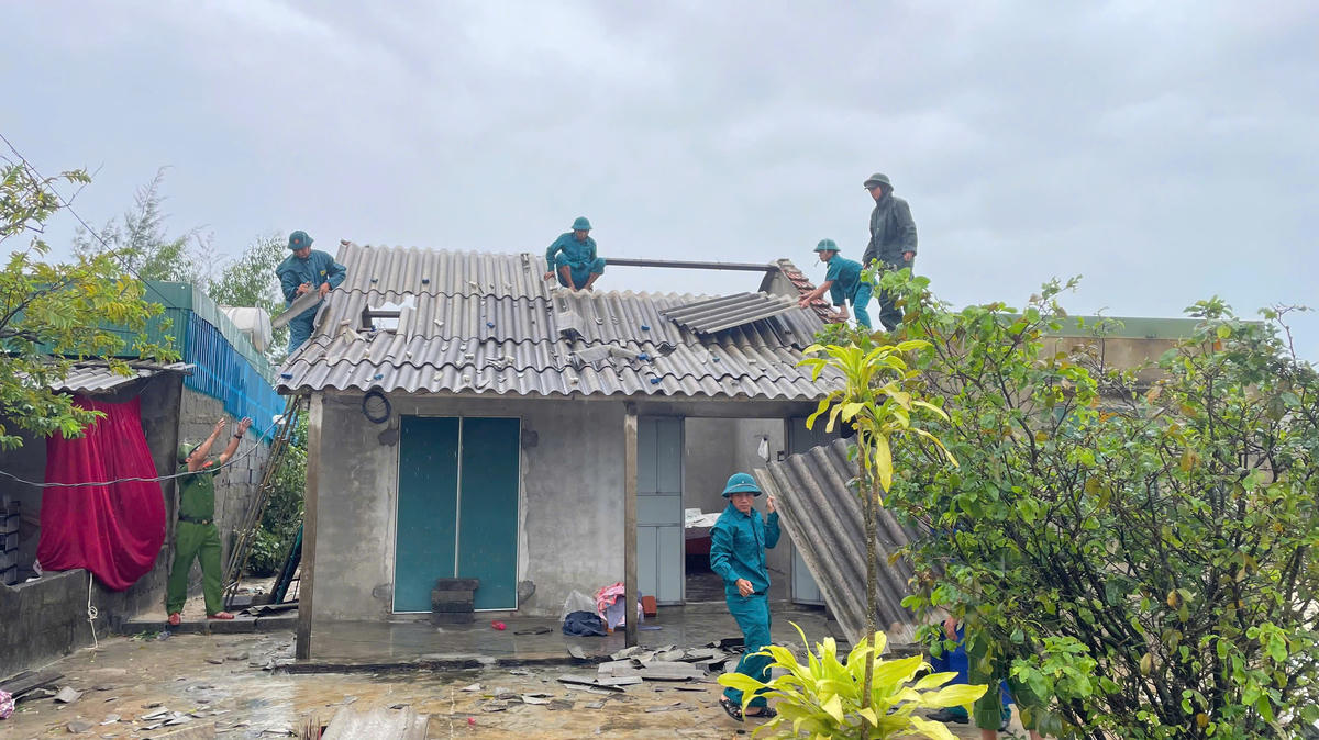 Cán bộ, chiến sĩ thuộc Bộ Chỉ huy Quân sự tỉnh Quảng Trị cùng
nhân dân khẩn trương khắc phục hậu quả sau bão số 10. Ảnh: QSQT.