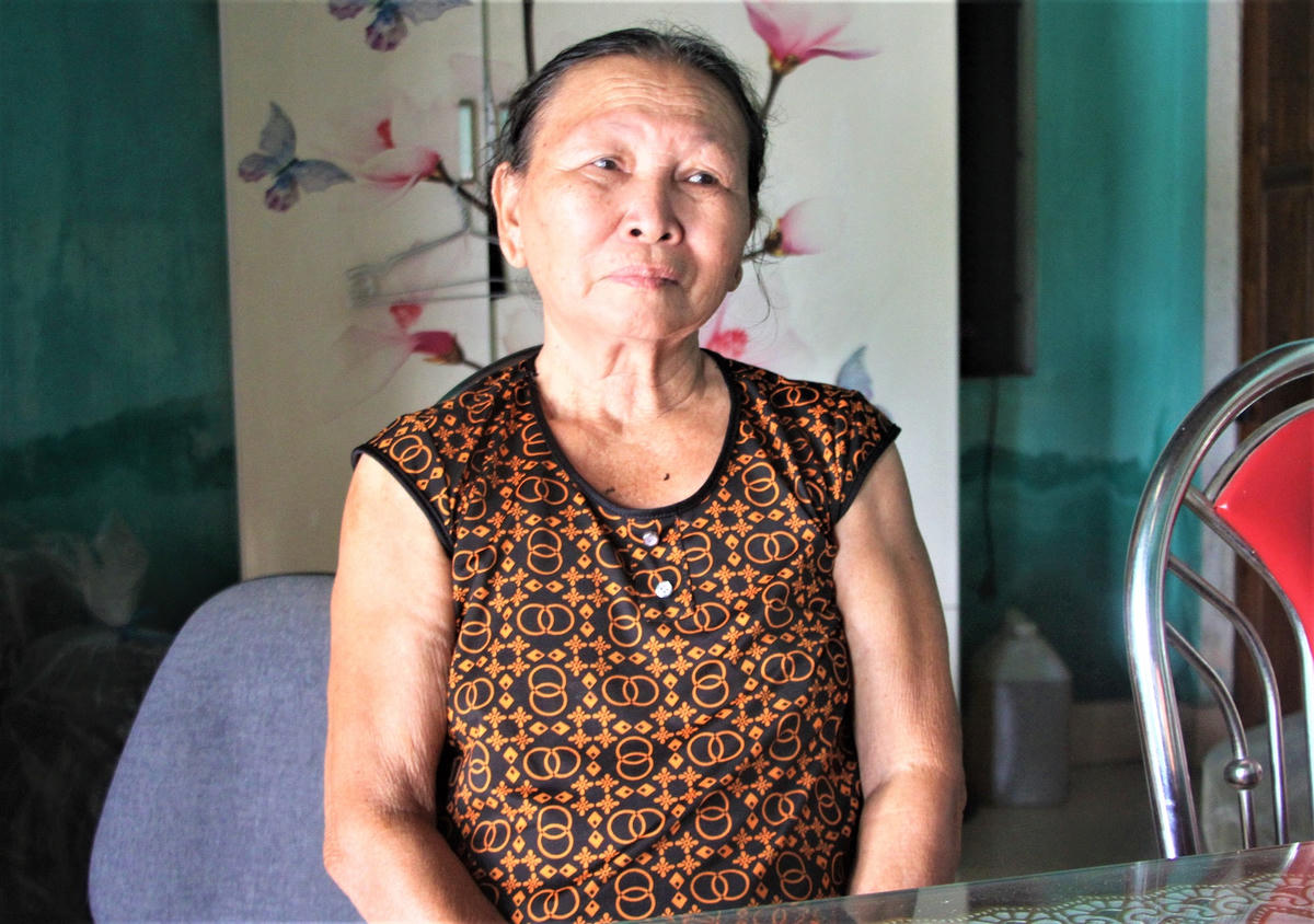 Bà Nguyễn Thị Hiệp kể về bệnh tình của cháu Võ Thị Cẩm Thùy. Ảnh: Chí Đại.