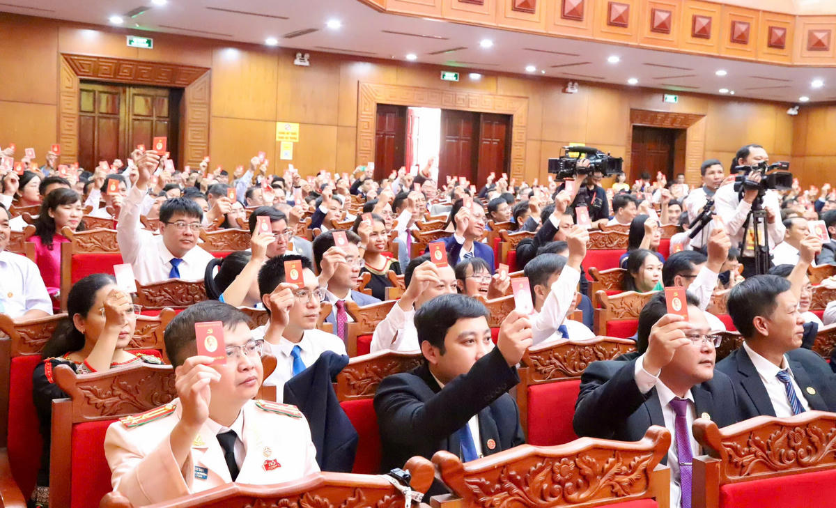 Các đại biểu biểu quyết thống nhất các nội dung chương trình làm việc Đại hội. Ảnh: CL.