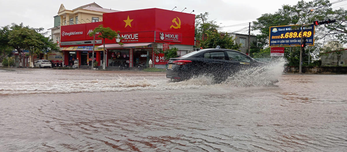 Do sóng đánh tràn bờ, một số tuyến đường xuất hiện hiện tượng ngập. Ảnh: Trọng Nhân. 