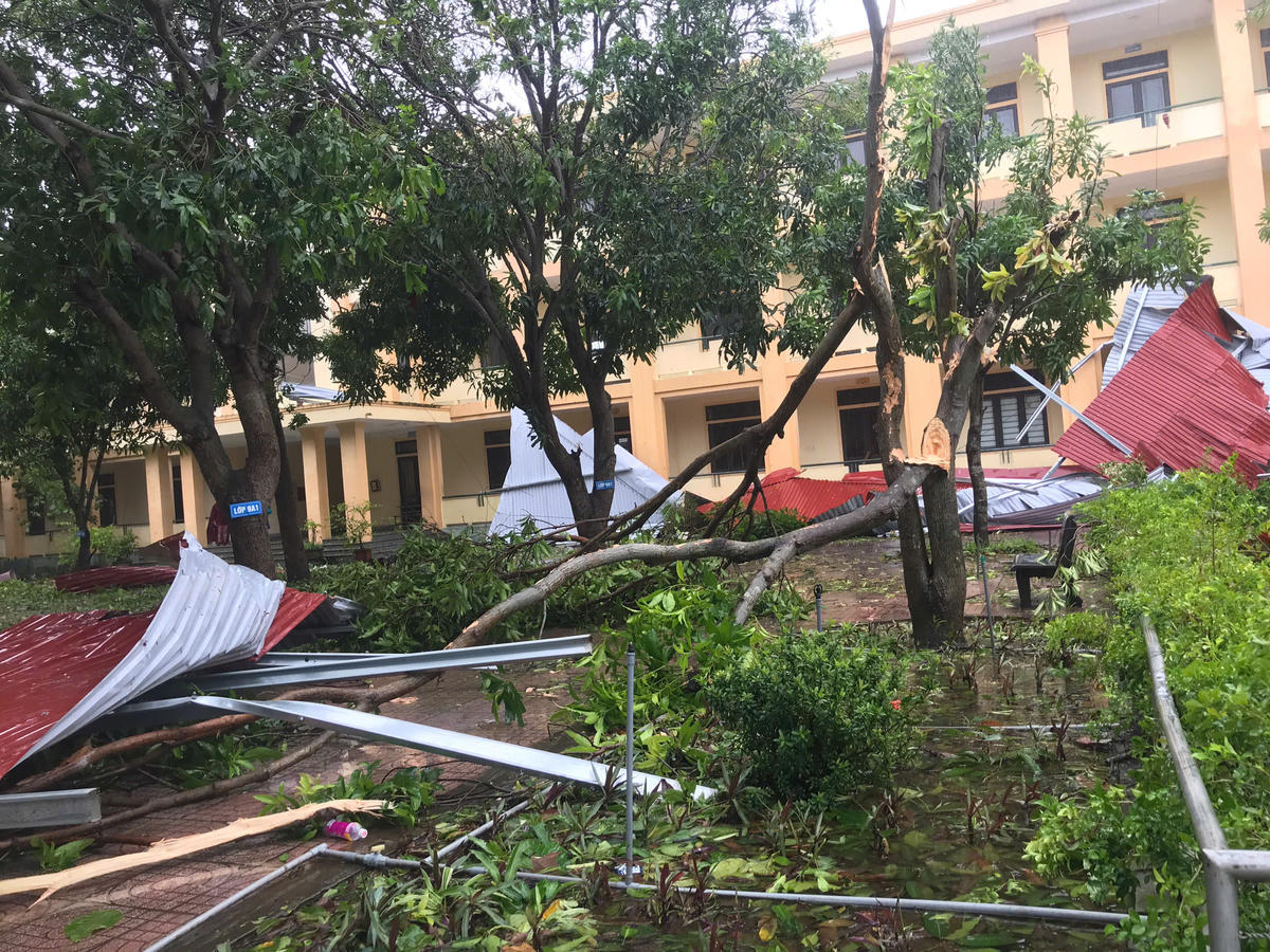 Tại trường THCS Lê Thị Bạch Cát, phường Cửa Lò (Nghệ An) khung cảnh tan hoang sau bão. Toàn bộ mái tôn dãy nhà 3 tầng bị thổi bay, dãy nhà để xe của học sinh bị sập, tường bao quanh, cây cối cũng gãy đổ khắp nơi. Ảnh: ĐB.