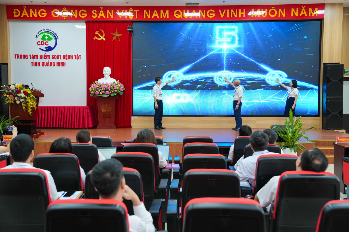 Ban Giám đốc CDC Quảng Ninh thực hiện nghi thức ra mắt app CDC Quảng Ninh. Ảnh: Công Sơn.