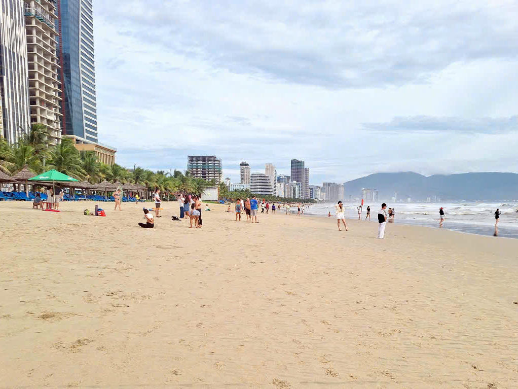 Công tác dọn rác bãi biển Võ Nguyên Giáp hoàn tất sáng 29/9. Ảnh: Nguyễn Tú.