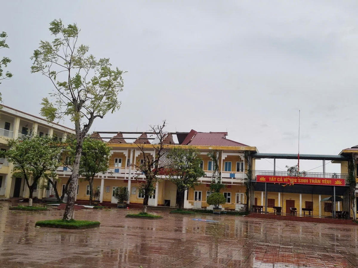 Nhiều trường học bị tốc mái, hư hỏng. Ảnh: TĐ.