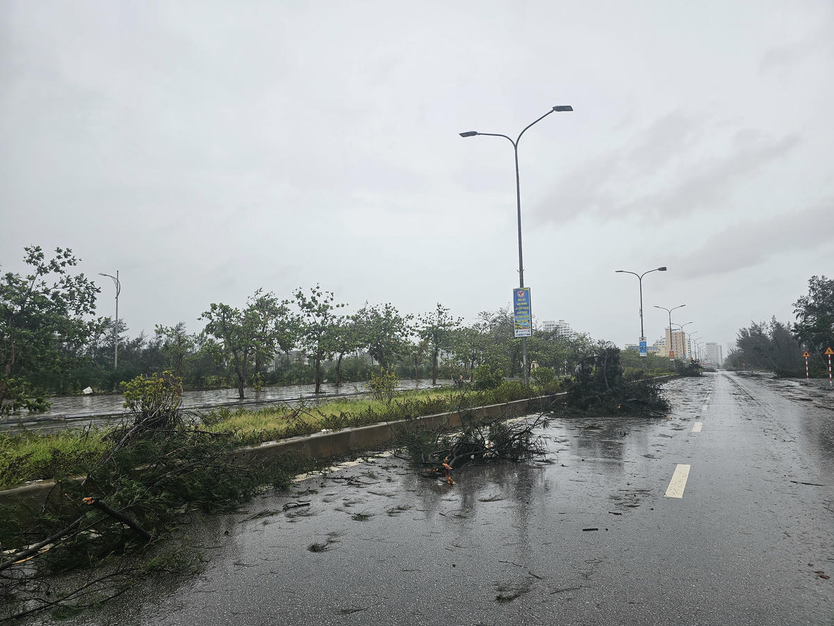 Vùng biển Cửa Lò là một trong những điểm đầu tiên của tỉnh chịu ảnh hưởng bão số 10 khi đi vào đất liền Nghệ An. Từ đêm 28/9 đến sáng 29/9, bão số 10 với sức gió giật trên cấp 12 đã gây thiệt hại nặng nề. Ảnh: Quốc Thanh.