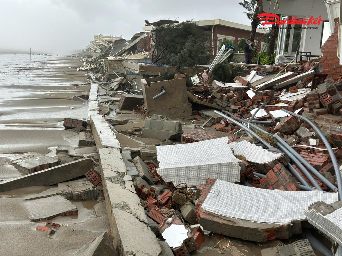 Đại diện chủ đầu tư dự án (Công ty CP Hồng Lam – Xuân Thành) cho biết, hiện nay doanh nghiệp chưa thể thống kê được thiệt hại mà đang cố gắng bảo quản những tài sản còn lại của Resort.