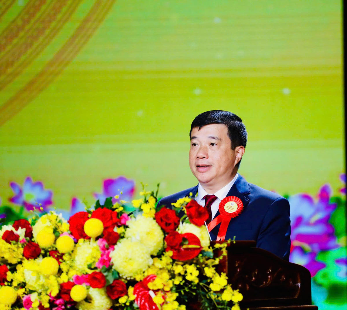 Ông Y Thanh Hà Niê Kđăm, Ủy viên Ban Chấp hành Trung ương Đảng, Bí thư Tỉnh ủy, Trưởng Đoàn ĐBQH tỉnh phát biểu. Ảnh: TT.