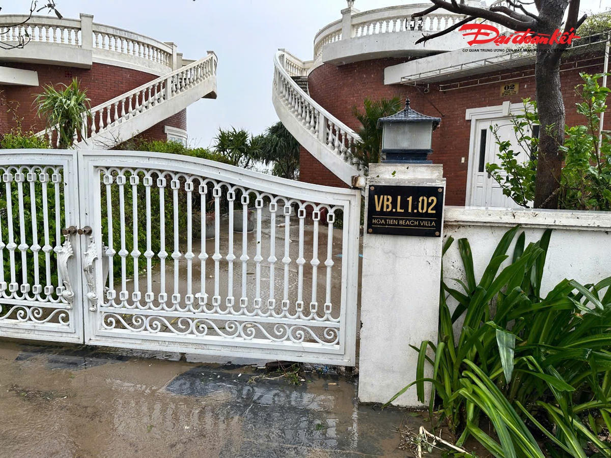 Các căn villa được đầu tư khang trang, đẹp đẽ để phục vụ du khách, nay bỗng chốc tan tành.