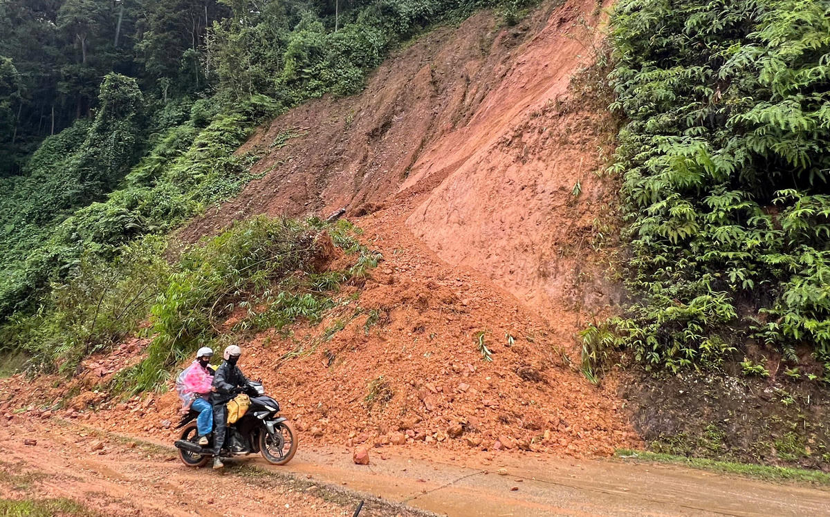 Tuyến đường DT
606, đoạn qua xã Hùng Sơn bị sạt lở. Ảnh: Nguyễn Kiêm.