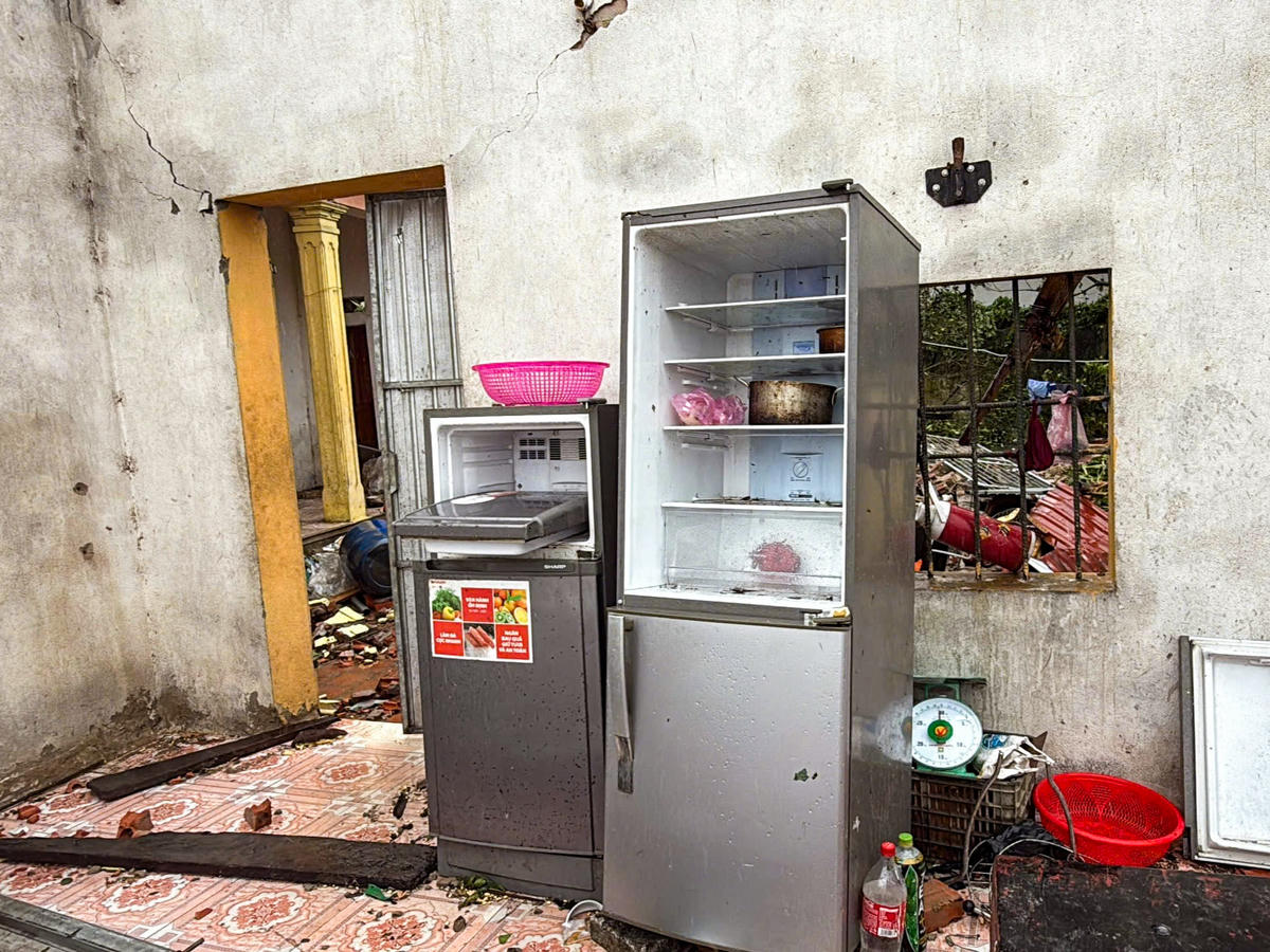 "Gió lốc cuốn bay mái nhà chính, bay luôn mái tôn nhà bếp, giờ trong nhà chỉ còn trơ trọi ít đồ đạc. Giờ nơi ăn, nơi ở đều không có, rất khổ. Khi bão đến, mình cũng không nghĩ nó sẽ tàn phá kinh khủng như vậy", bà Hiển ngậm ngùi nói. Ảnh: Đình Minh.