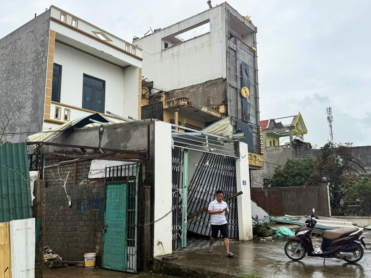 "Tôi sống ở đây hàng chục năm rồi nhưng chưa thấy trận lốc xoáy nào mạnh đến vậy. Theo ước tính sơ bộ, nhà tôi bị thiệt hại cả tỷ đồng, cả 3 tầng ngôi nhà đều bị quần thảo, nhà cửa tan hoang hết", ông Chương buồn rầu nói. Ảnh: Đình Minh.