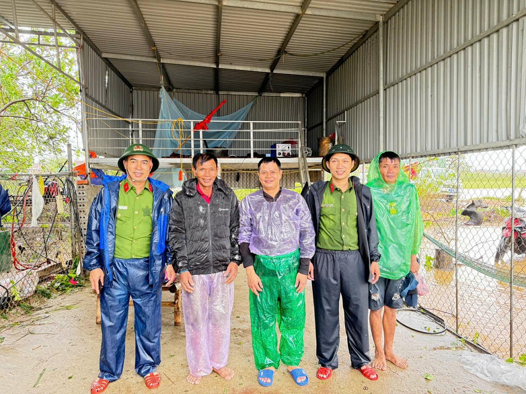 Người dân vui mừng khi được các chiến sĩ Công an giải cứu về bờ an toàn. Ảnh: Công an tỉnh Nghệ An.