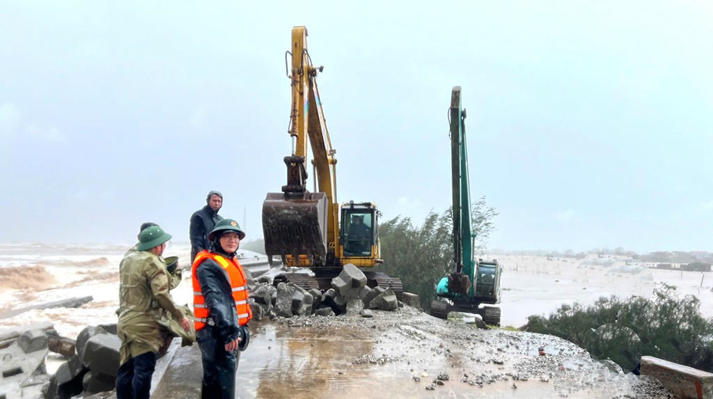 Khắc phục sự cố sạt sập kè Hải Thịnh III. Ảnh: Ngọc Ánh/Báo Ninh Bình.